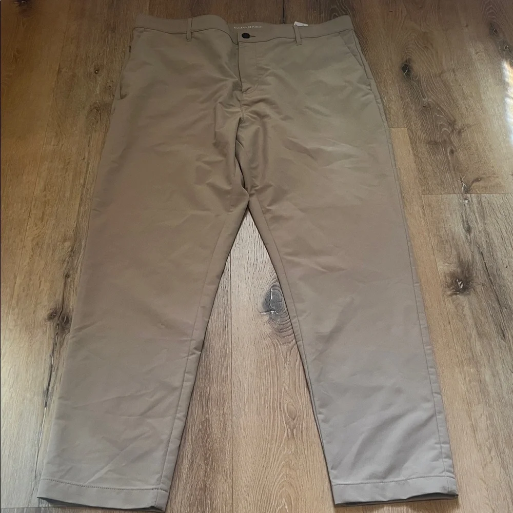 Banana republic men 40 waist 30 length tan 100% Polyester